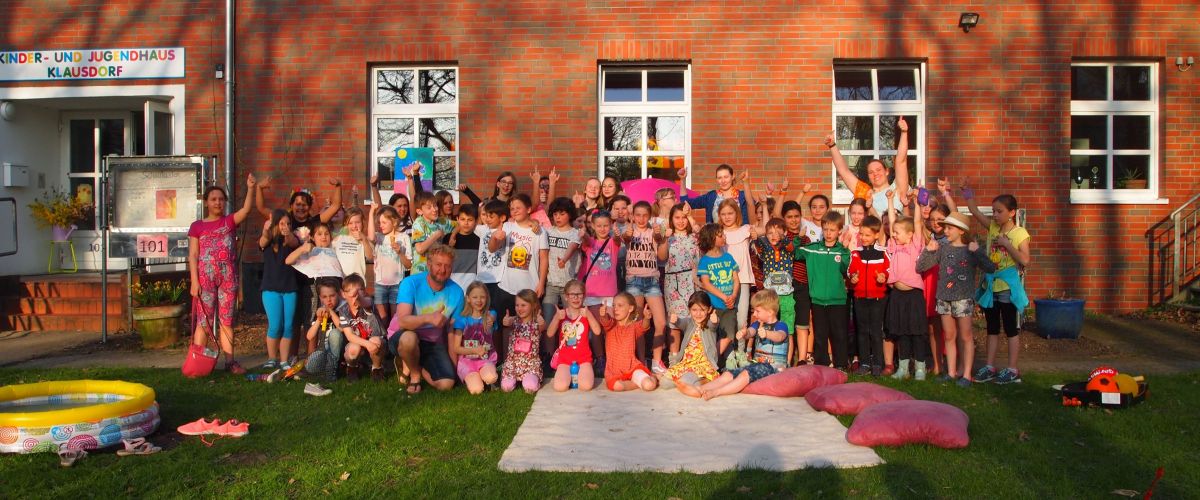 Gruppe von Kindern vor dem Kinder- und Jugendhaus Klausdorf